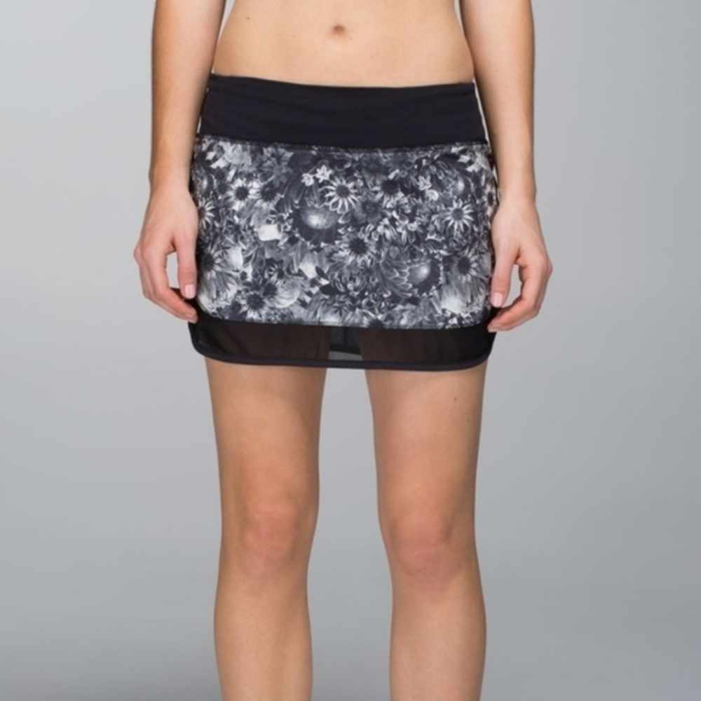 Lululemon New Hotty Hot  Skirt Shorts Size 4